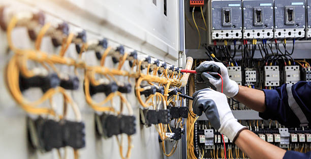 Professional Electrician technician working in Mapleton, UT